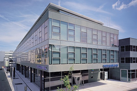 Auf dem Bild ist die Volksbank Oberösterreich Hauptanstalt in Wels ersichtlich.