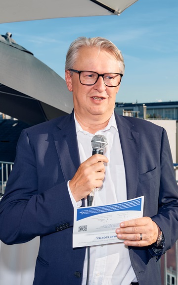 Auf dem Bild ist ein Mann, der eine Rede hält.