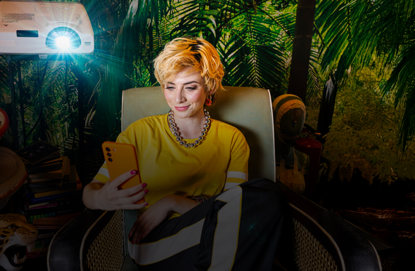 eine Frau schaut auf ihr Handy