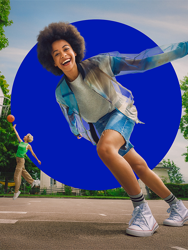 eine Jugendliche vor einem blauen Kreis