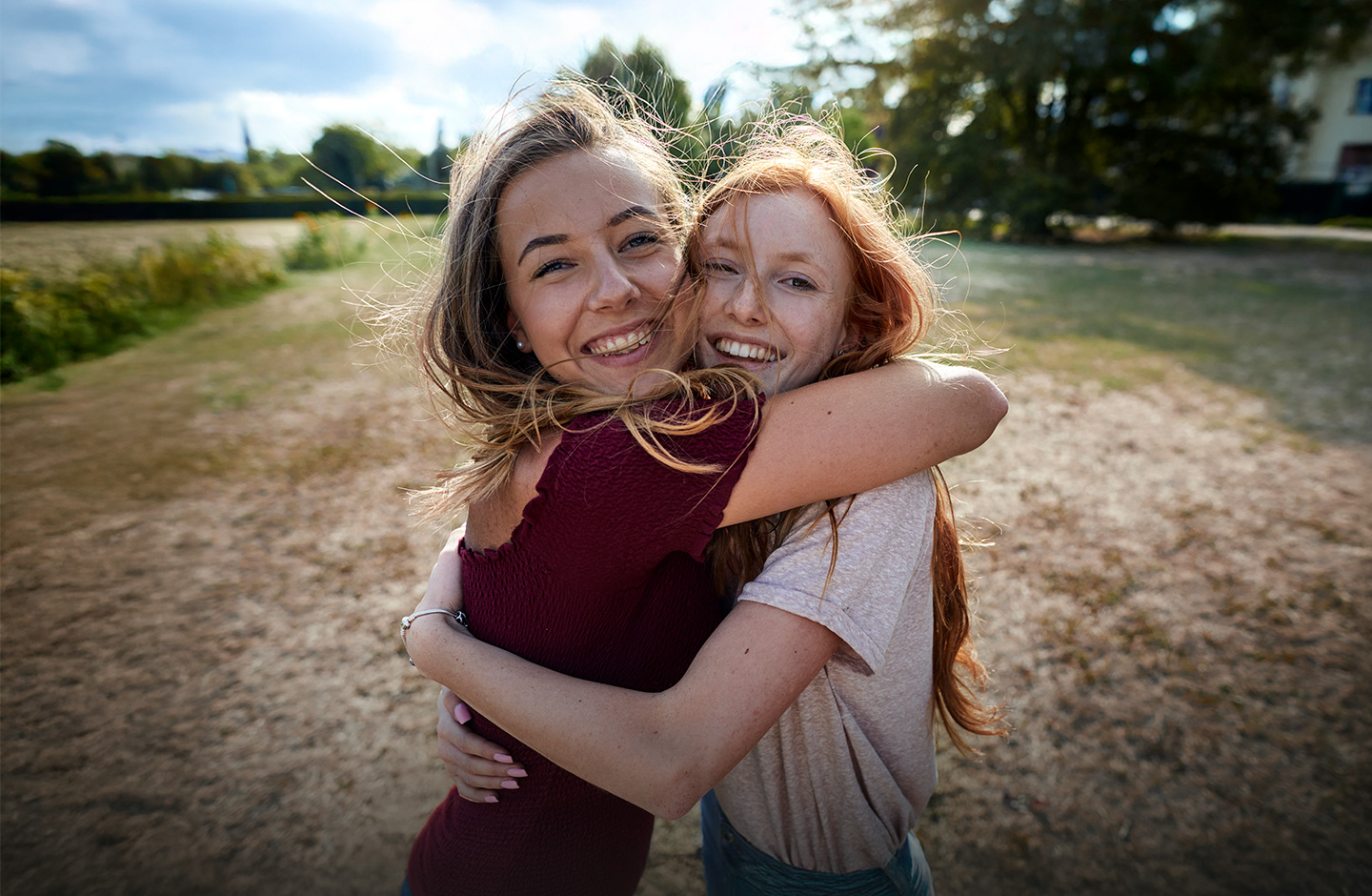 zwei blonde Frauen umarmen sich