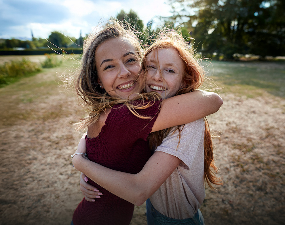 zwei Frauen umarmen sich