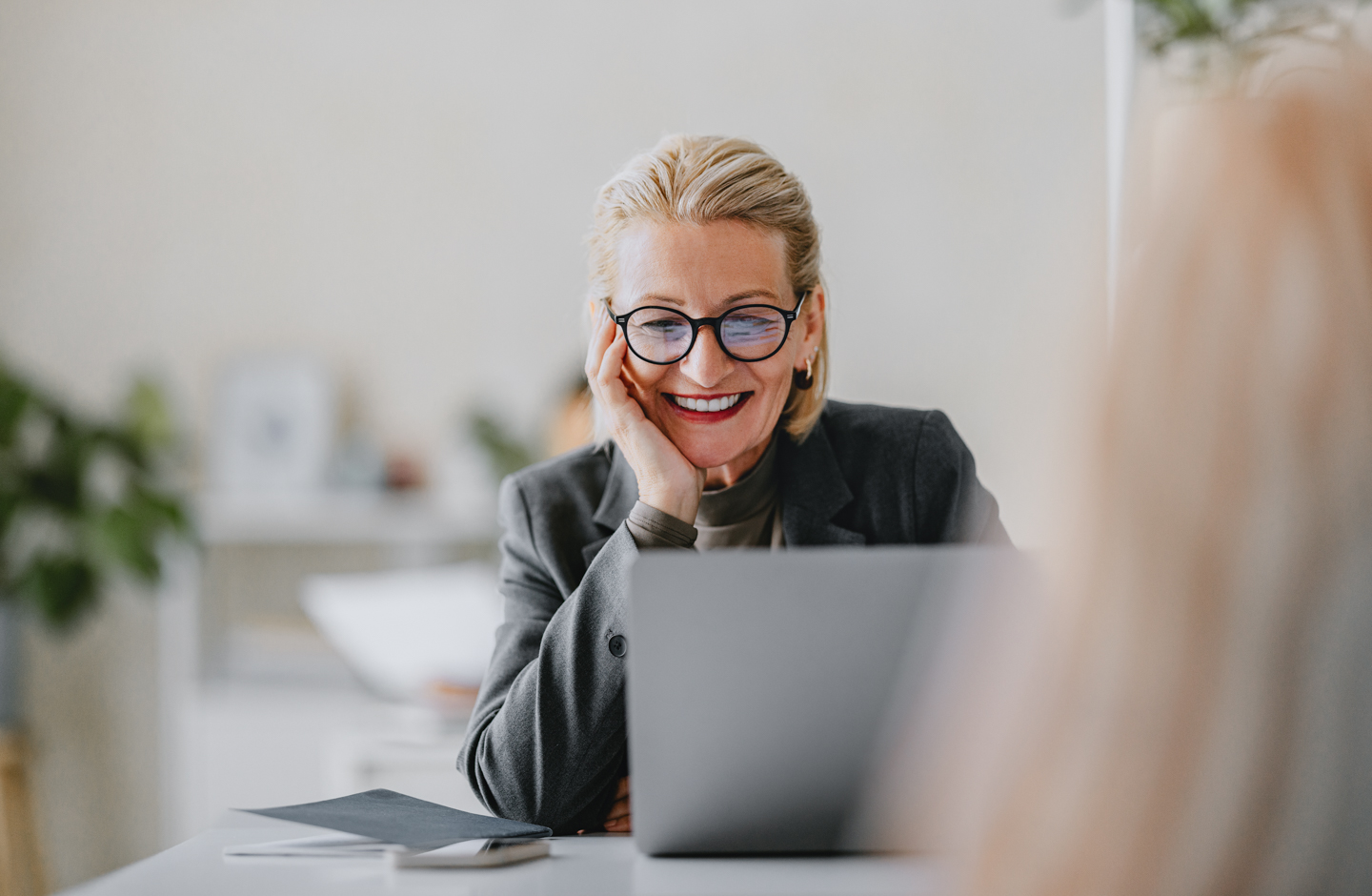 eine Frau sitzt am Computer